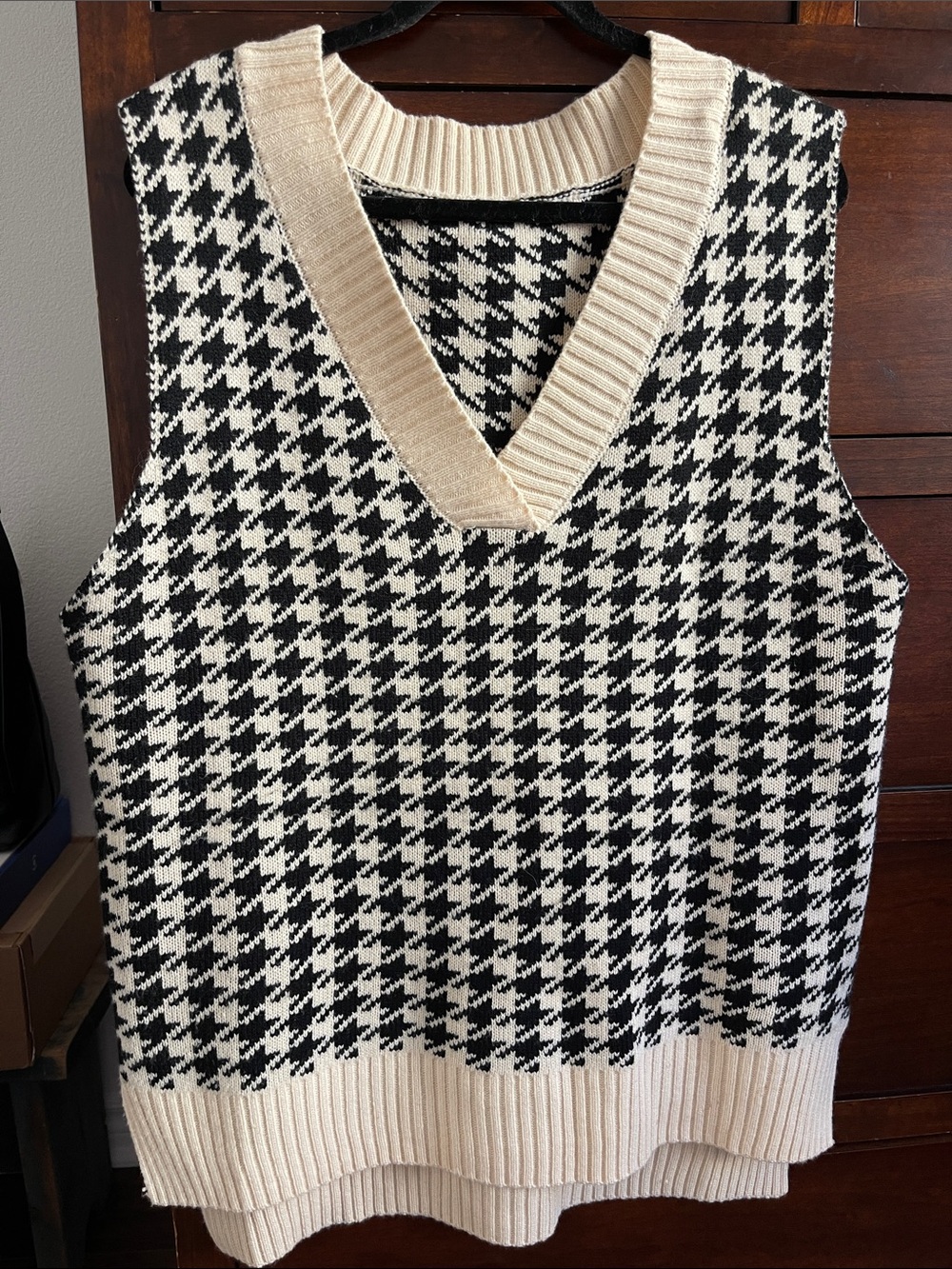Amazon Black and Cream Houndstooth V-Neck Sweater Vest